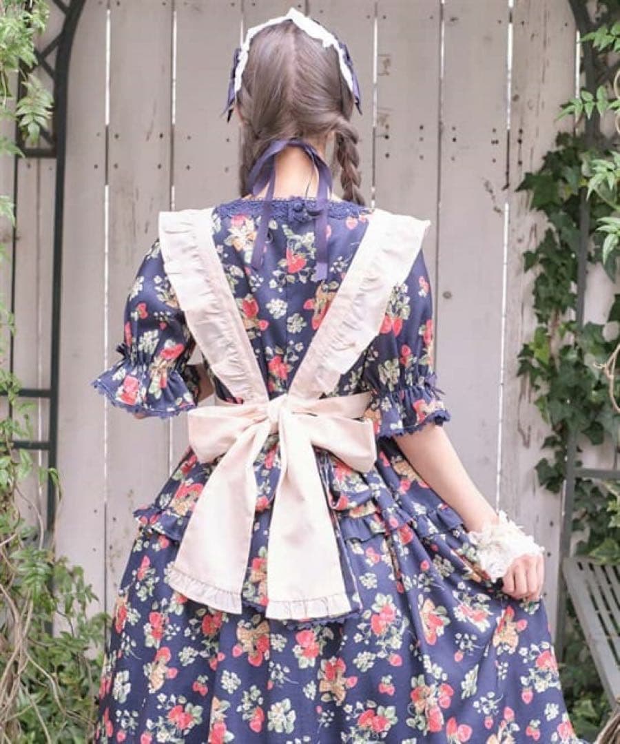 axes femme kawaii クラシックベリー刺繍エプロン　生成