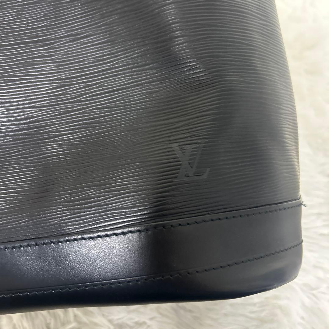 ルイヴィトン エピ ノエ レザー ショルダーバッグ ブラック シリアルあり