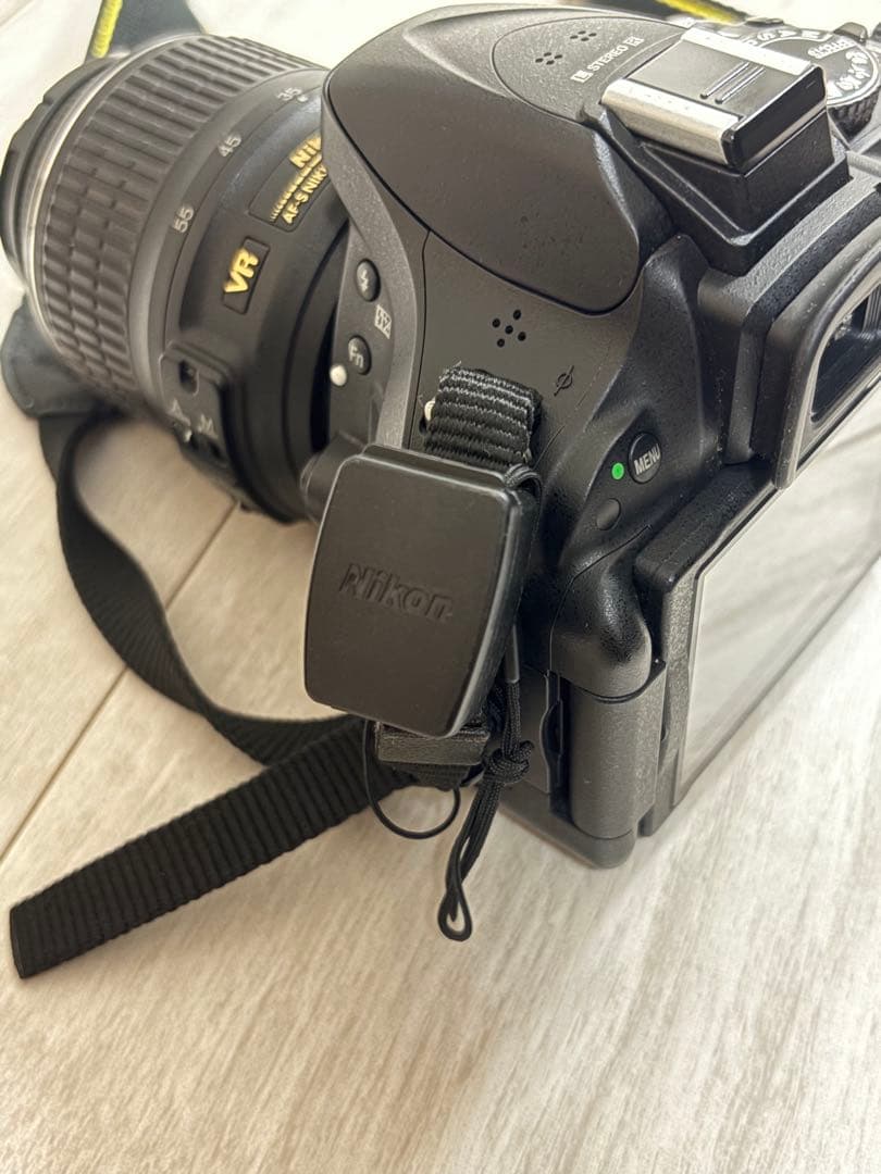 NikonのD5200 デジタル一眼レフカメラ、2レンズ18-55と55-300