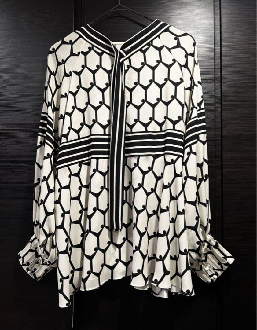 ぷ*ん様 【ADOREアドーア】ヘキサゴンプリントブラウス38《ホワイト》