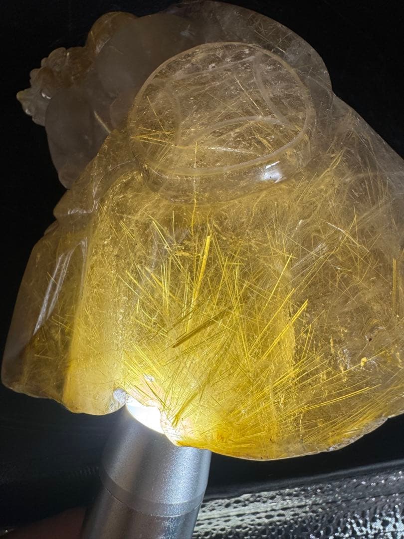 ルチルクォーツ貔貅彫り　天然石　台座付き