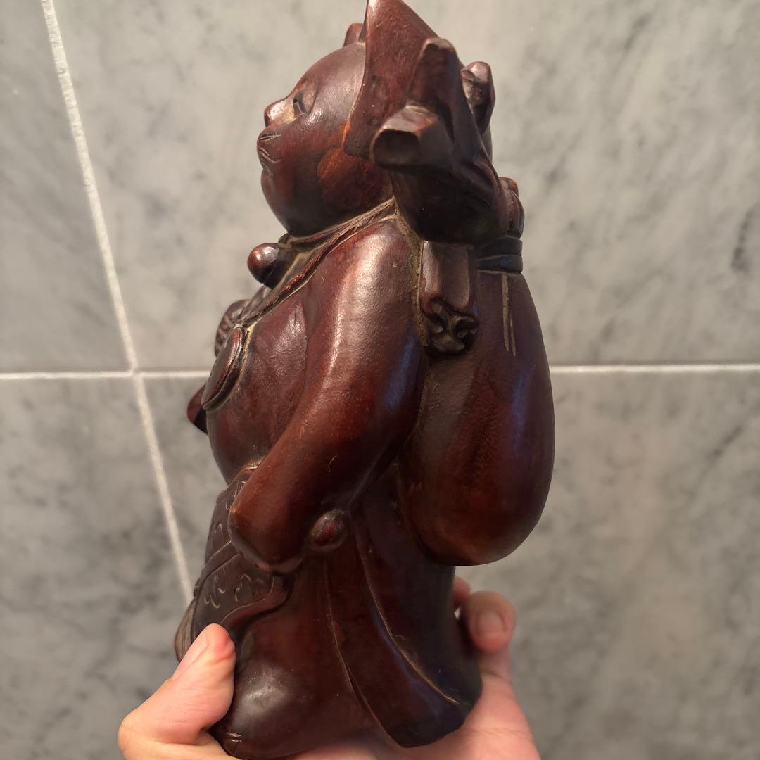 アンティーク平和的な笑顔で幸せやお金を招く一刀彫の布袋さんの猫の彫刻オブジェ