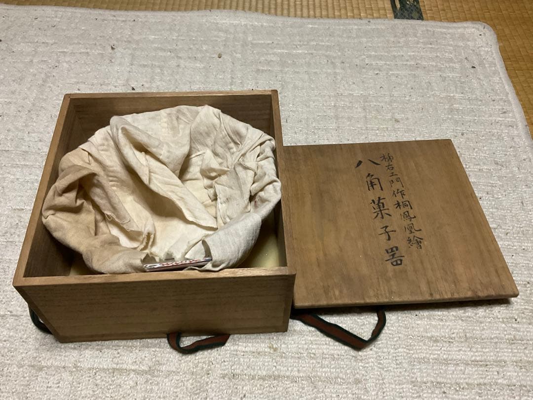 八角菓子器／柿右衛門作桐鳳凰繪。桐箱付き　銘・八角鉢。【新品・未使用品】