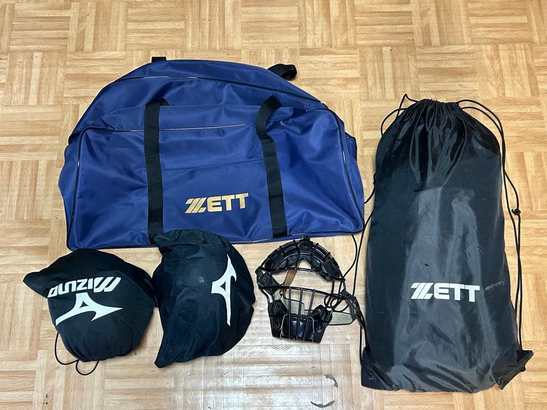 キャッチャー防具4点＋ヘルメット2点＋審判用マスク＋バック＋おまけ