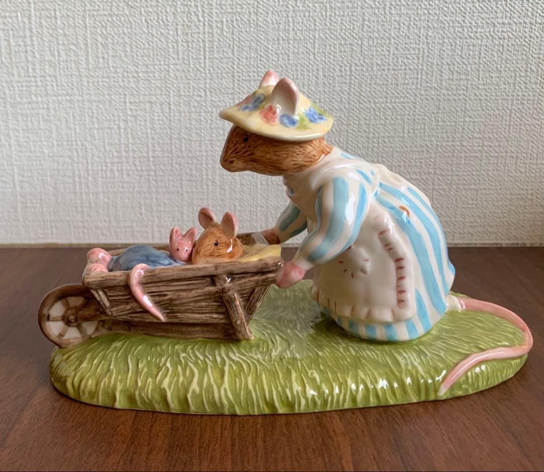 ブランブリーヘッジ フィギュリン Heading  置物