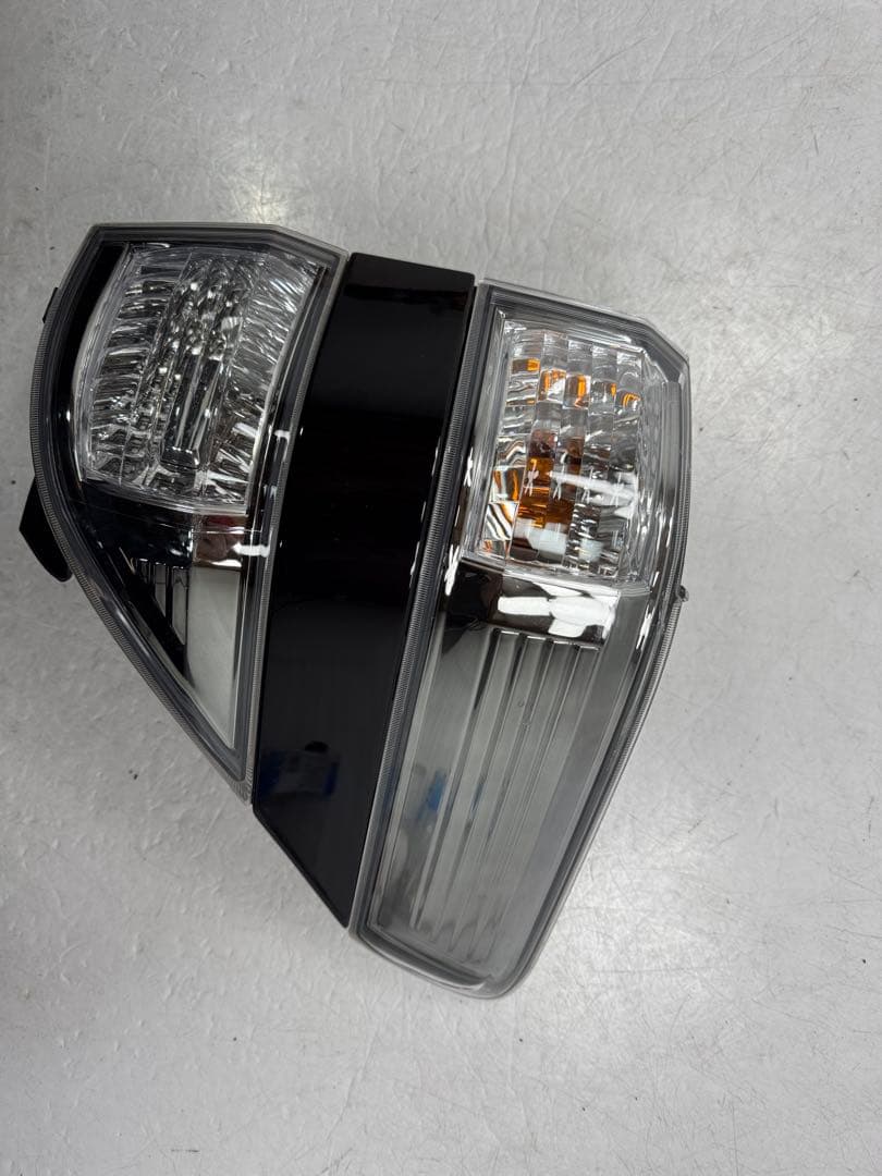 ヴェルファイア DBA-ANH20W 右テールランプ 2.4Z 758-29