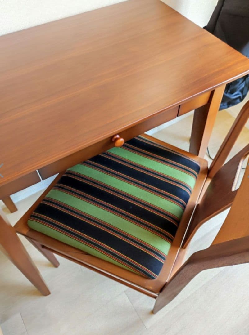 ダークブラウン デスク A4収納可　引き出し付き　作業デスク　コンパクト