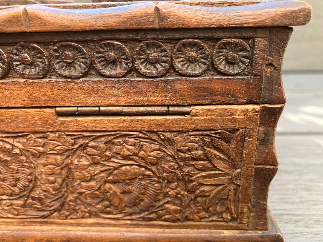 カシミール木製の細密彫刻宝石箱