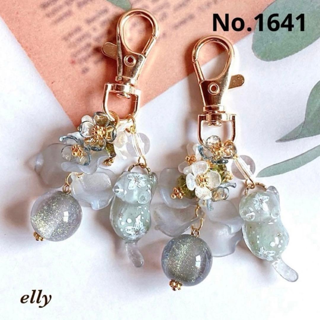 【りくみん様】1617.手染めビーズ　フラワー　蝶々　じゃれ猫　レジン　チャーム