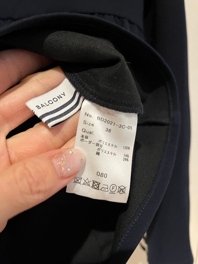 【ボーダーズアットバルコニー】ネイビーフリル長袖トップス