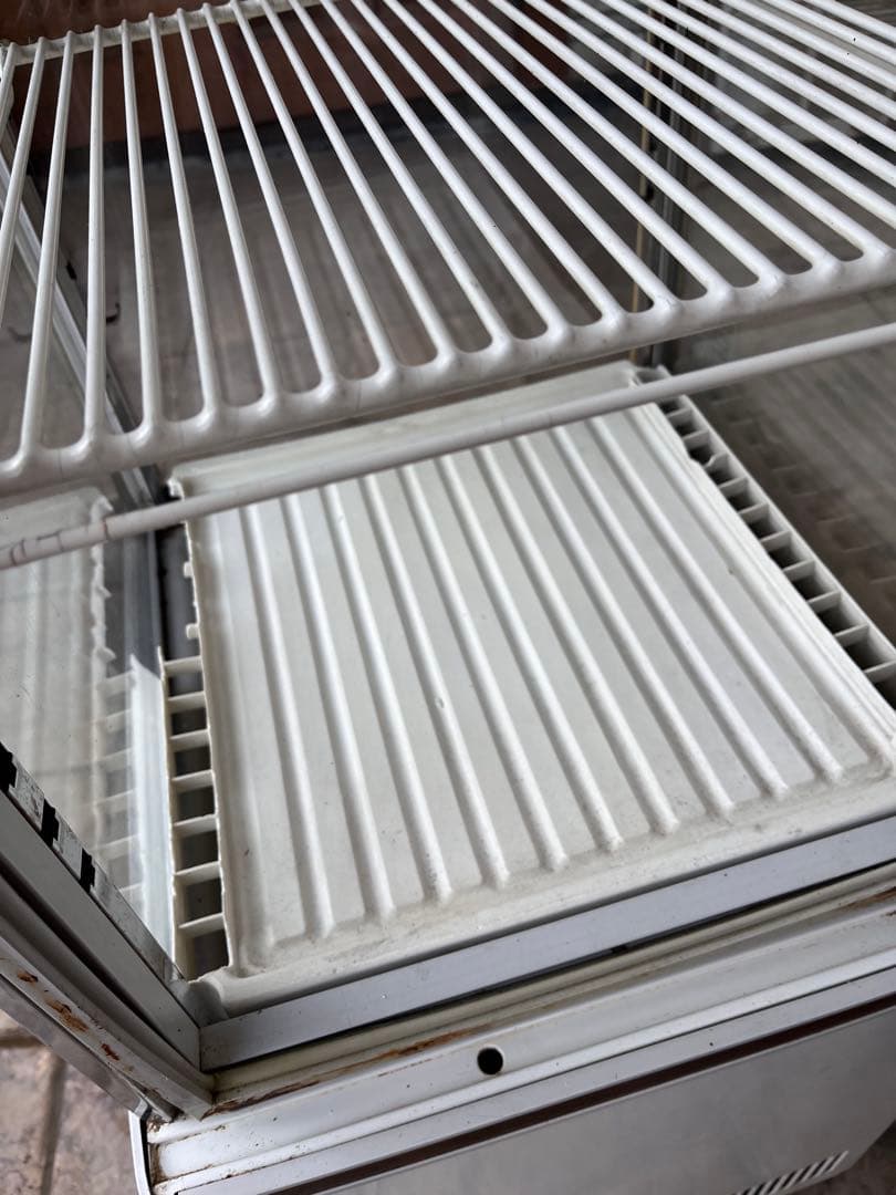 4面ガラスショーケース　ガラス扉冷蔵庫 ホワイト 2段棚　レトロ