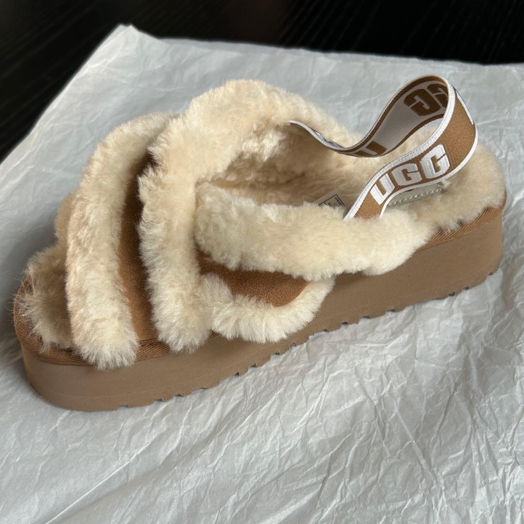 UGG サンダル 24cmベージュ・ホワイト 1121550