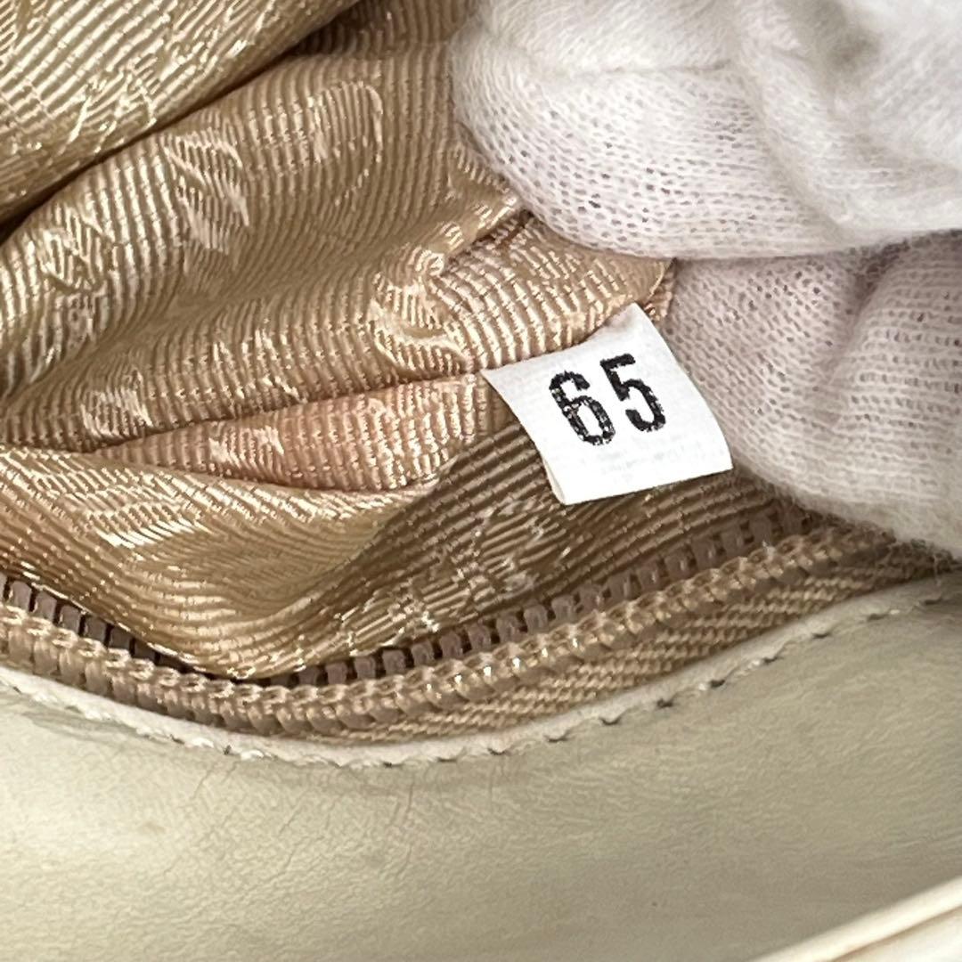 PRADA ショルダーバッグ 肩掛け トライアングルロゴ オールレザー 白