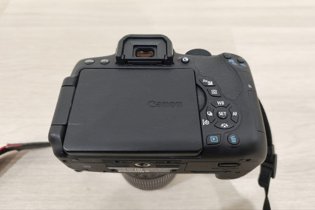 Canon EOS Kiss X8i デジタル一眼レフカメラ レンズキット