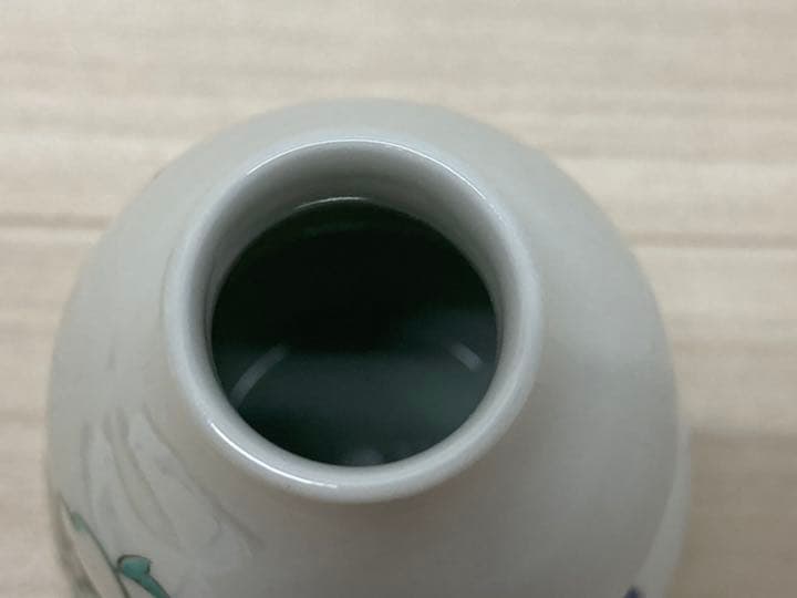 人間国宝　 十三代　酒井田柿右衛門作　錦 葡萄文 花瓶