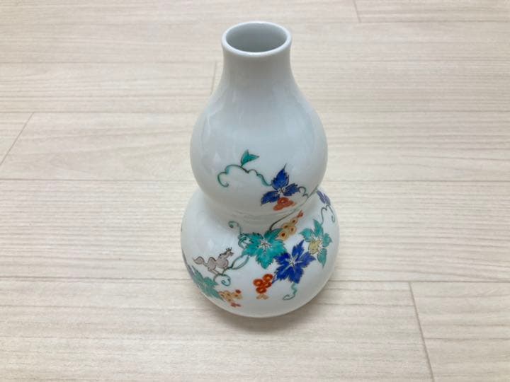 人間国宝　 十三代　酒井田柿右衛門作　錦 葡萄文 花瓶