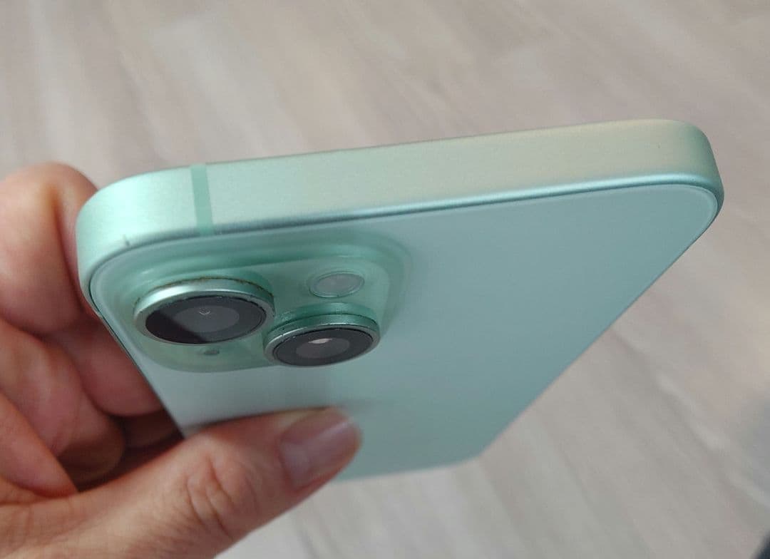 美品　Apple iPhone 15 256GBミッドナイトグリーン