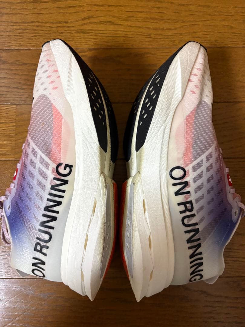 オン　クラウドブームストライク　on cloud boom strike