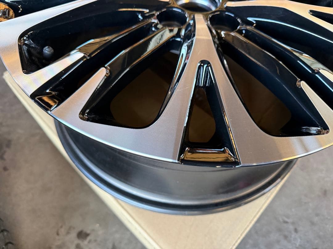 キョウヘイヤリスクロス　純正18インチ ガリキズ無　美品　使用少