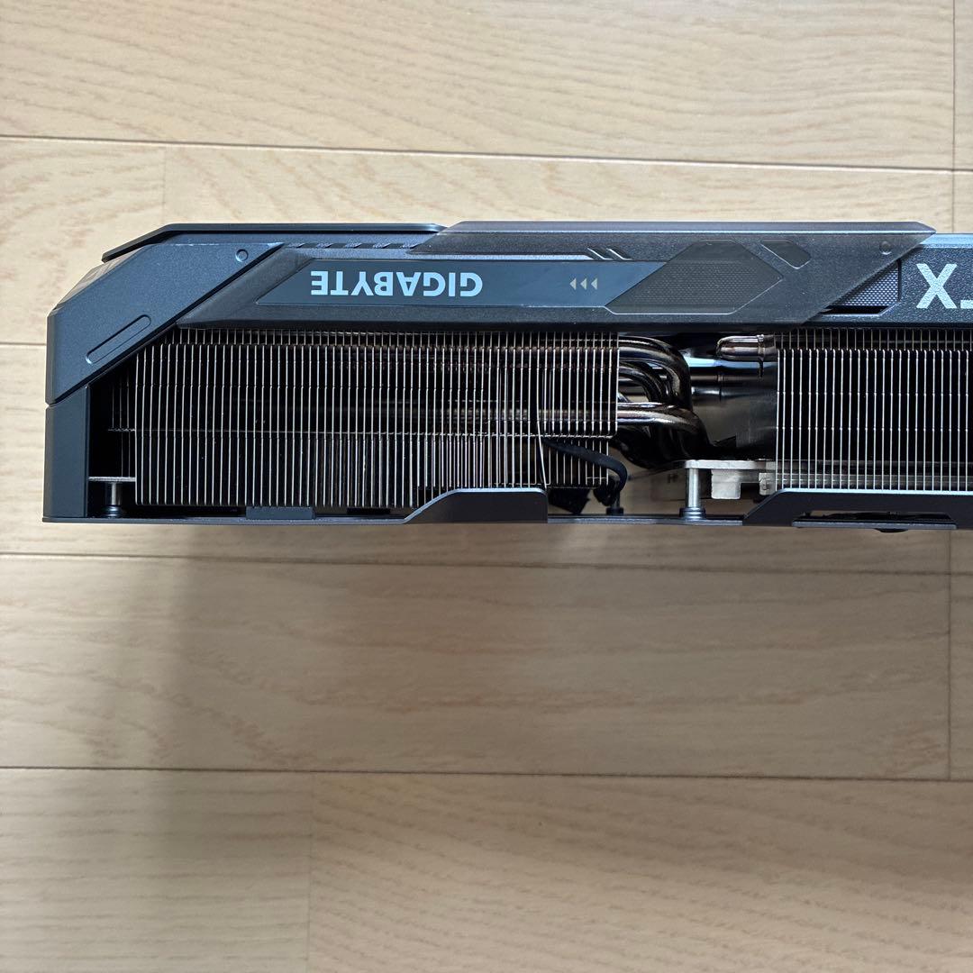 gigabyte RTX5090 ヒートシンク ファン　バックプレート　LED