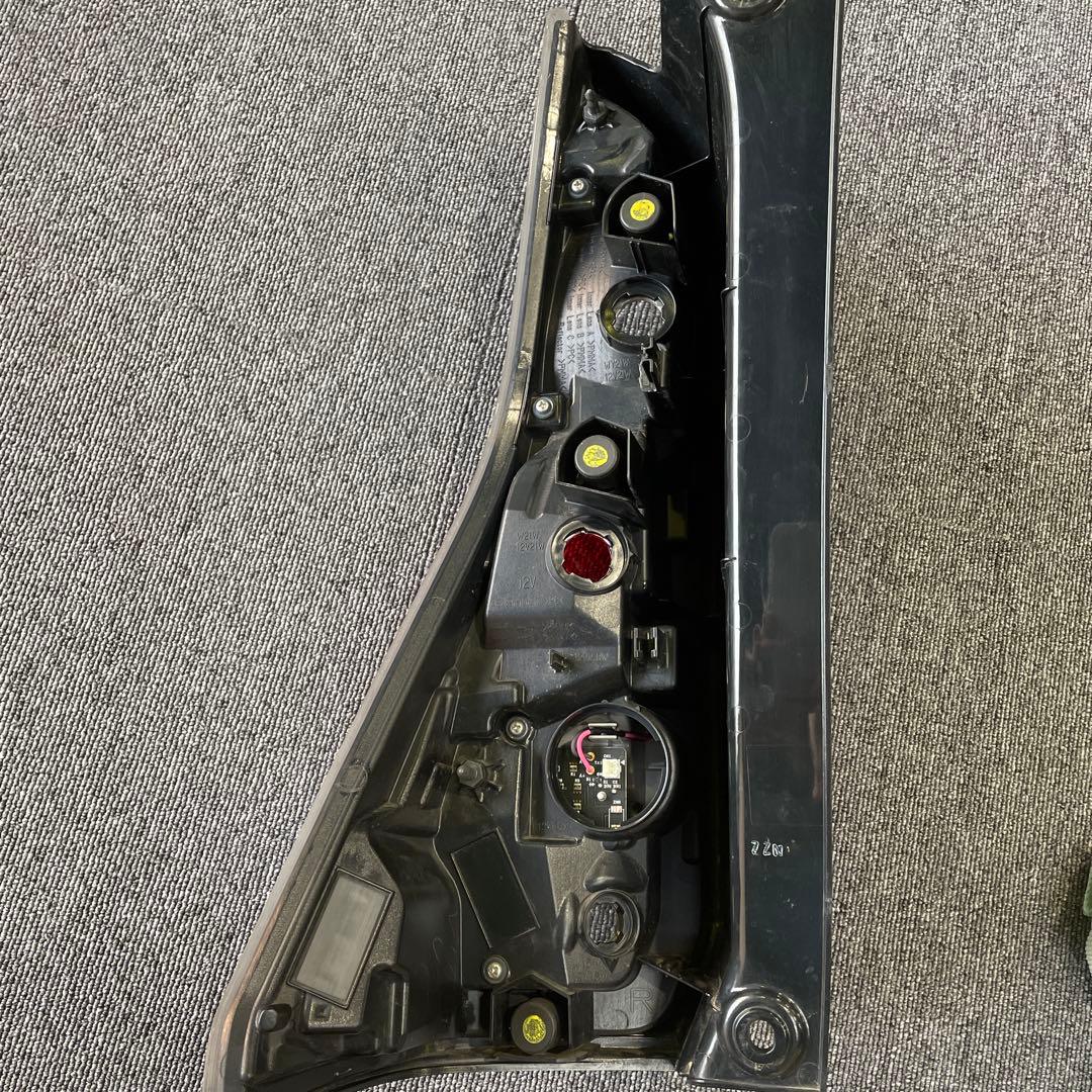 ニッサン　セレナ　リヤコンビネーションランプユニット　右