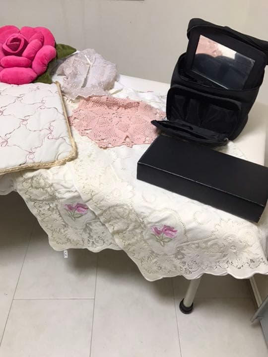 整体マッサージエステベッドと小棚その他備品