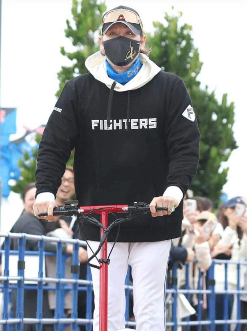 日本ハムファイターズロゴフーディ&タイガースコラボキーホルダー　新庄剛志