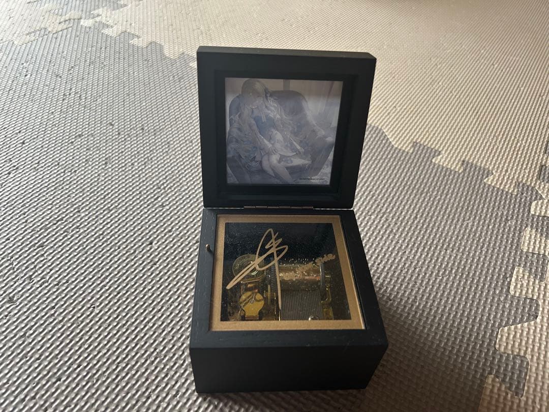 ISEKAIGUCHI サイン入りオルゴール