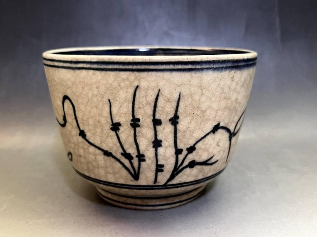 トンボ絵柄の陶器製茶碗