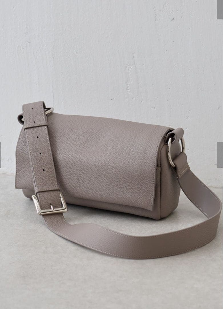 美品ビアズリー ☆ミニレザーボディーバッグ