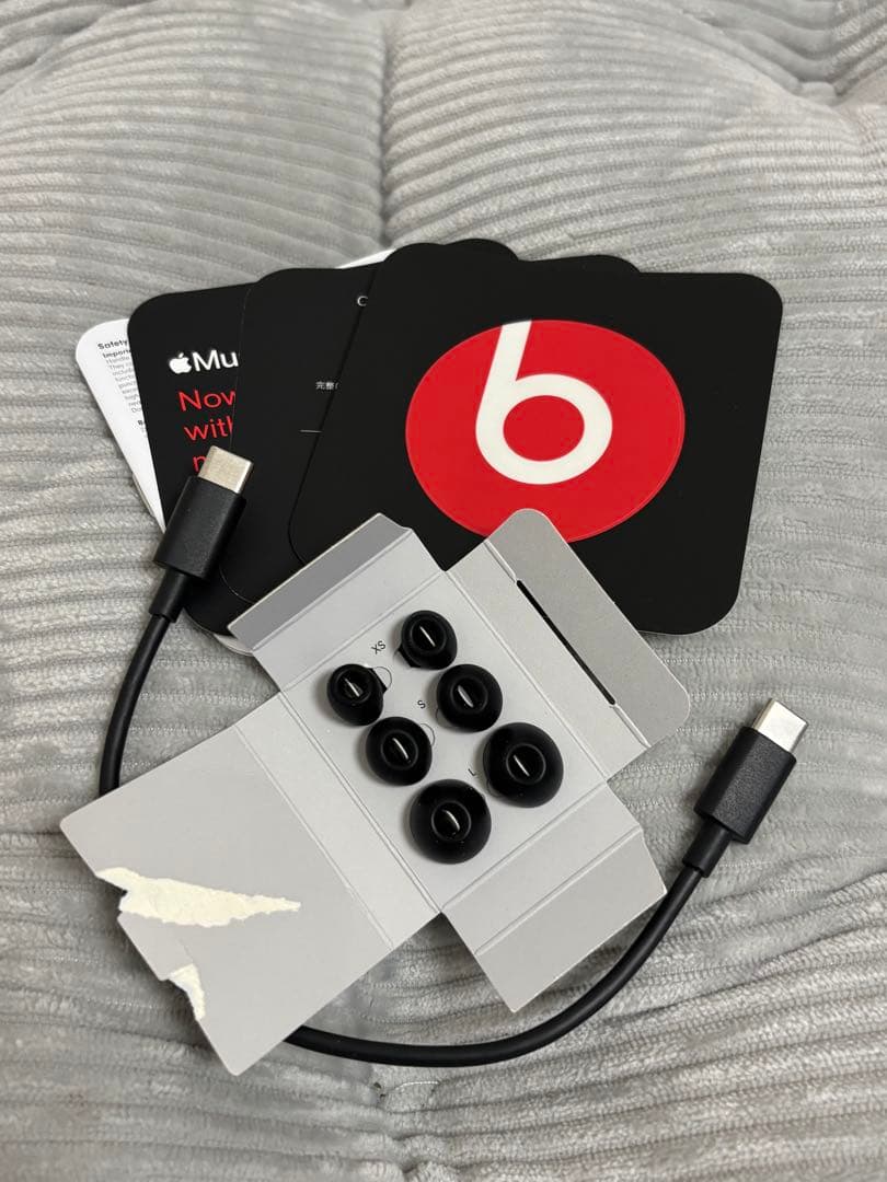 試着のみほぼ新品　beats ワイヤレスイヤホン　ブラックゴールド