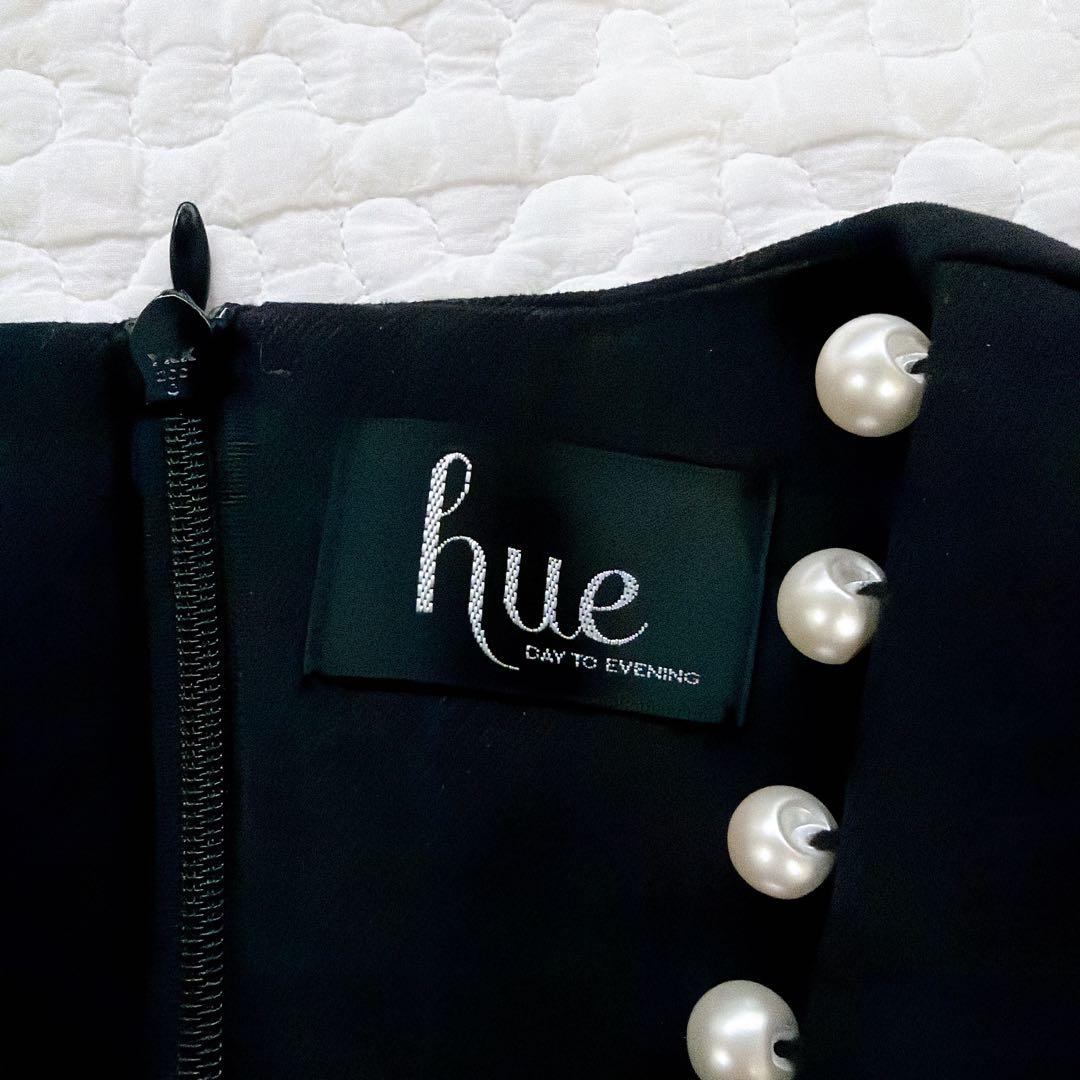 hue DAY TO EVENING ワンサイドパール ペプラムブラウス