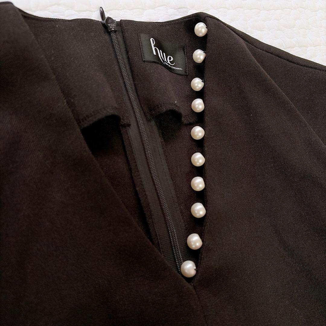 hue DAY TO EVENING ワンサイドパール ペプラムブラウス