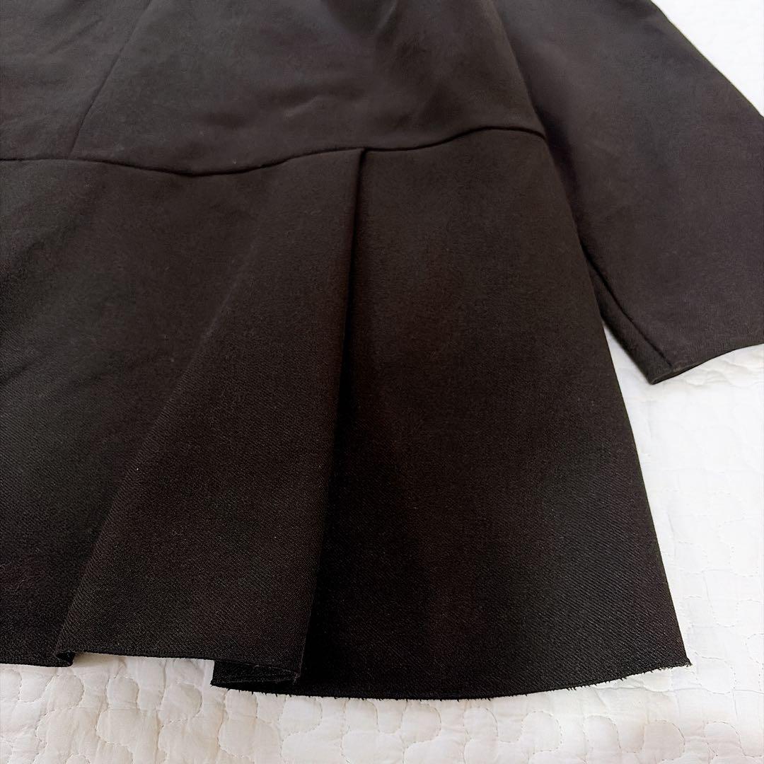 hue DAY TO EVENING ワンサイドパール ペプラムブラウス