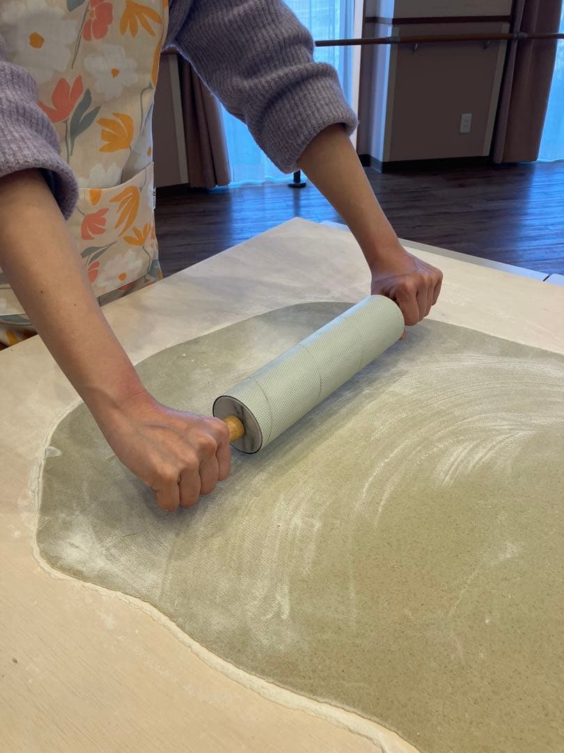 極粗でも切れにくいお蕎麦が打てる大理石のエンボスローラー‼️