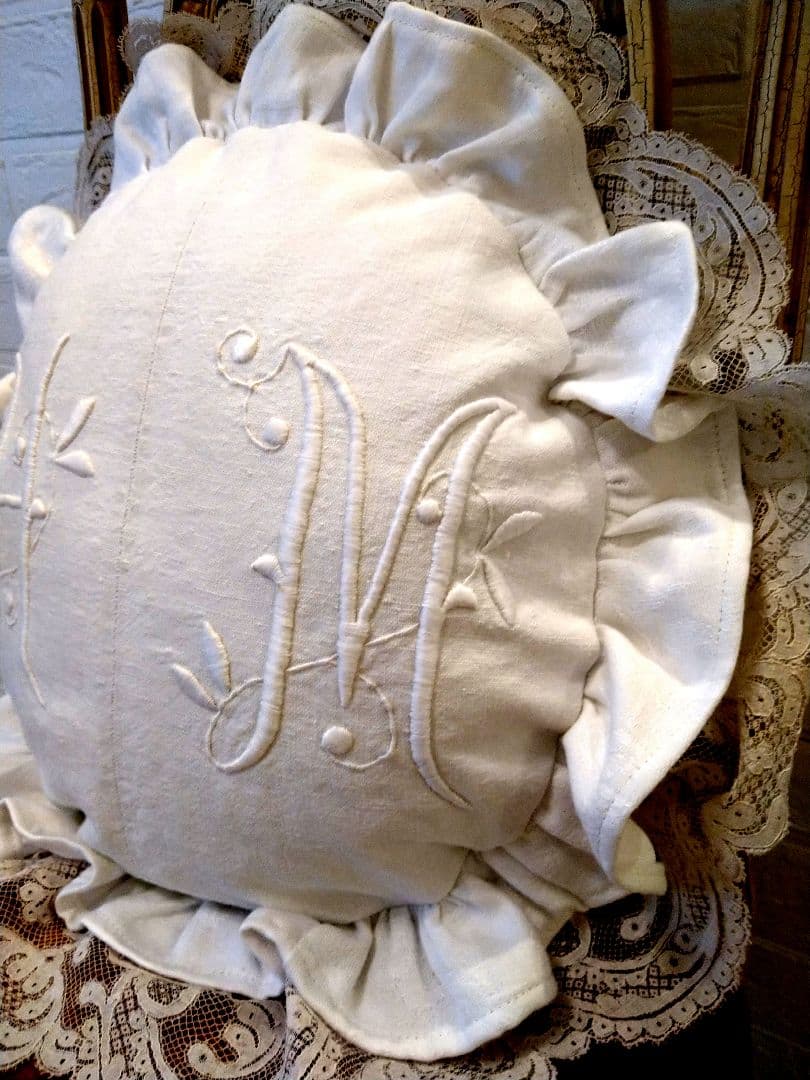 ※〜9/21限定価格※フランスアンティーク　イニシャル刺繍　レース　クッション