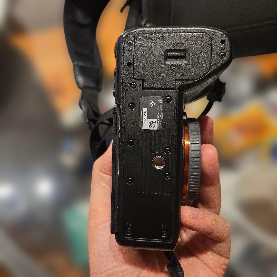 (良品) ILCE-9M2 α9Ⅱボディ 斜め掛けストラップ&カメラカバー付