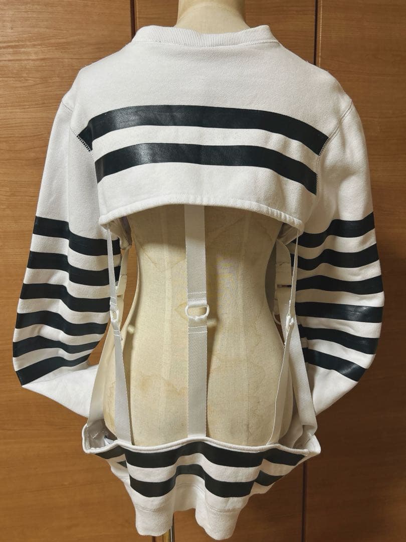 HBA ストライプカットアウトスウェット