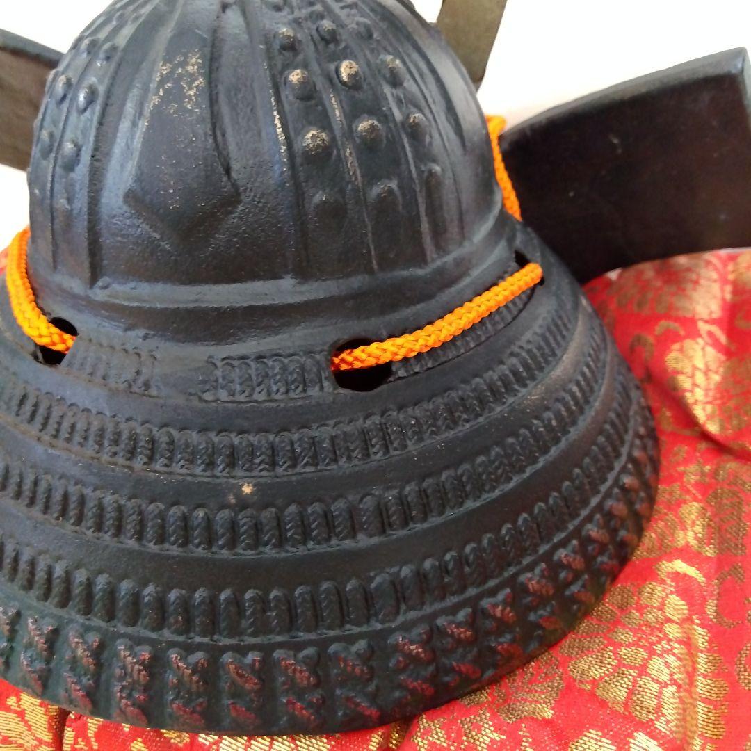 源氏兜 鉄兜タイプ 金色鍬形 約22cm 座布団・木札付き 五月人形