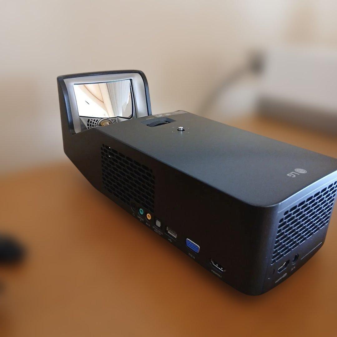 プロジェクター　LG　超短焦点　PF1000UG　お試し用のお品です。