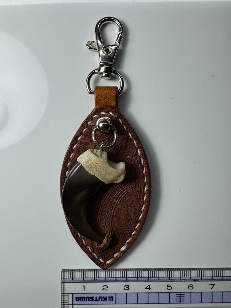 栃木レザーと熊爪のキーホルダー鱒デザイン