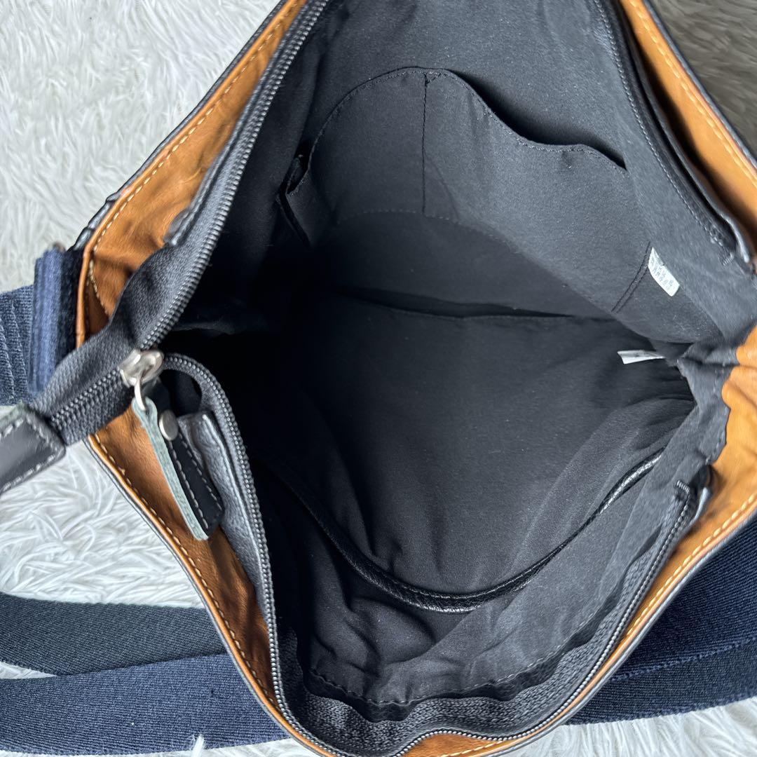 美品✨カステルバジャック ショルダーバッグ レザー 牛革 デカロゴ 黒 シボ革