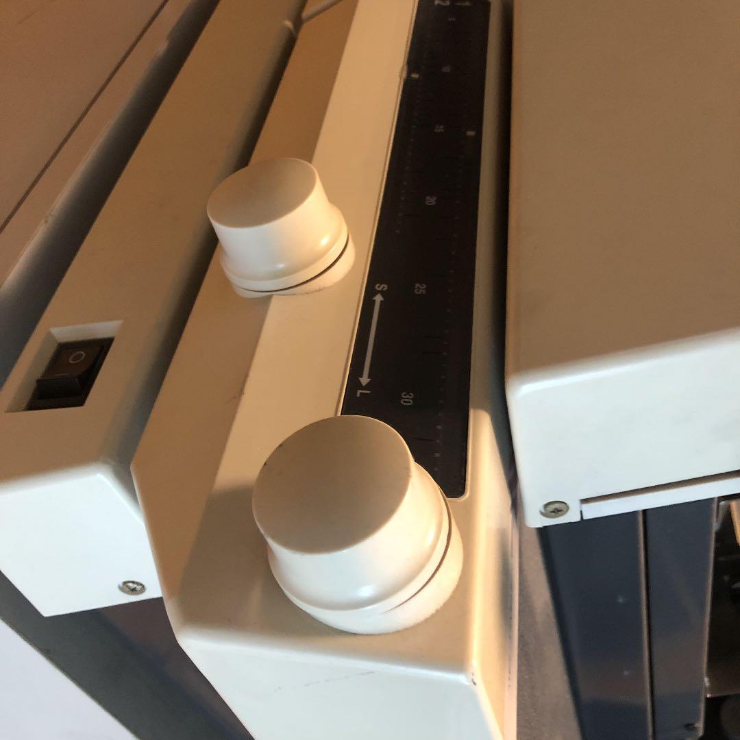 卓上紙折り機です。A3サイズ対応。