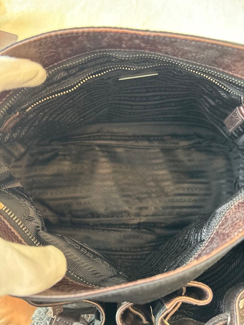 プラダ ショルダーバッグ メッセンジャーバッグ　大容量エンボスロゴ 鞄