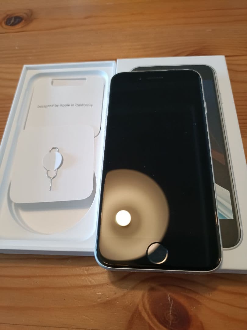 【美品】Apple iPhone SE 第二世代　ホワイト