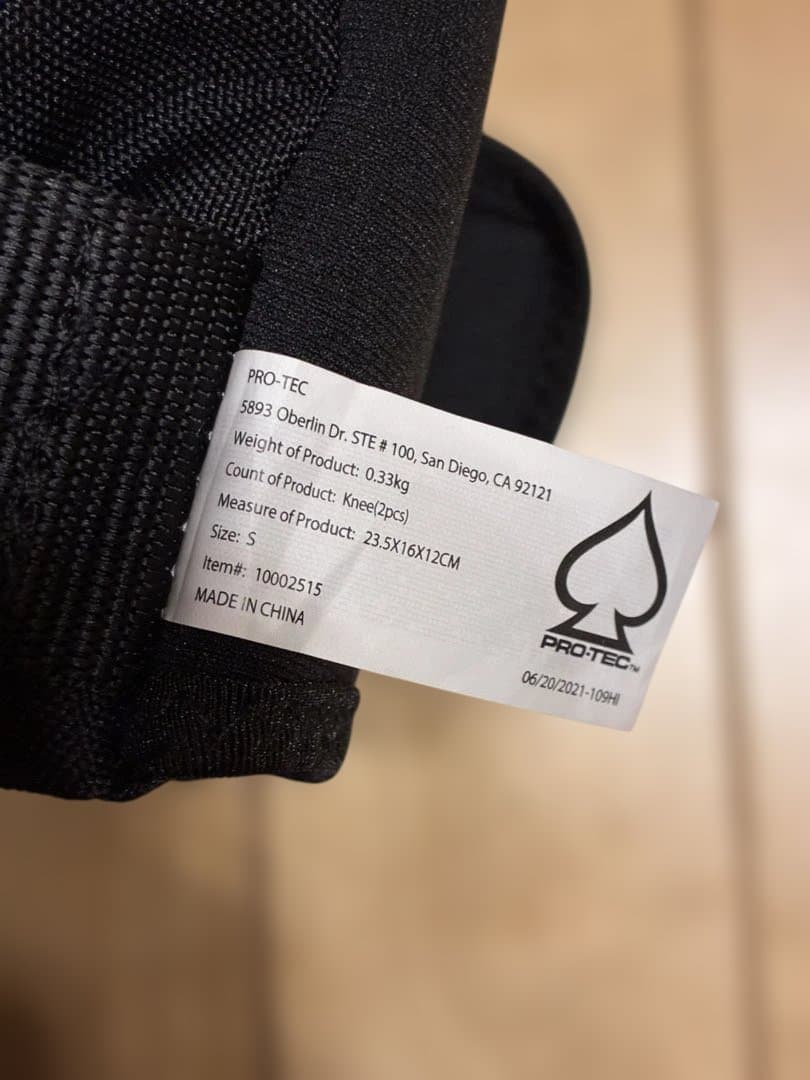 THREE WEATHER スケボーセット　ヘルメット　ニープロテクター