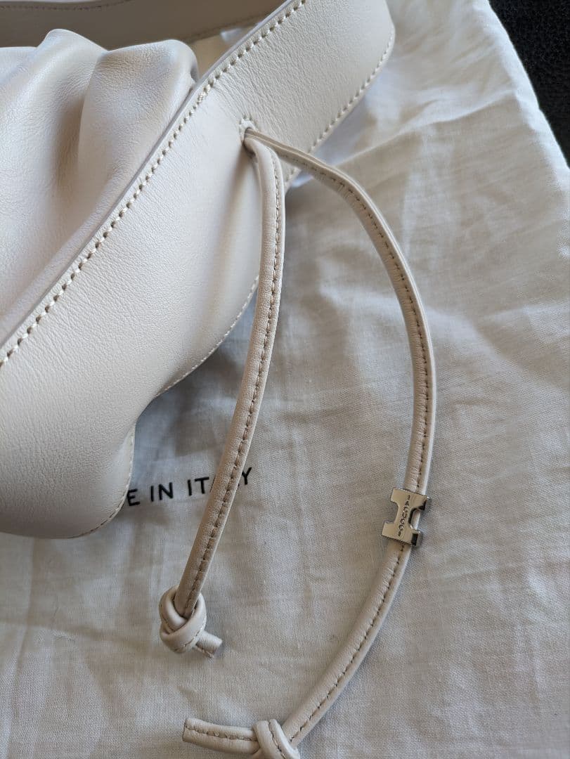 IACUCCI ホワイト巾着型ハンドバッグ　完売品