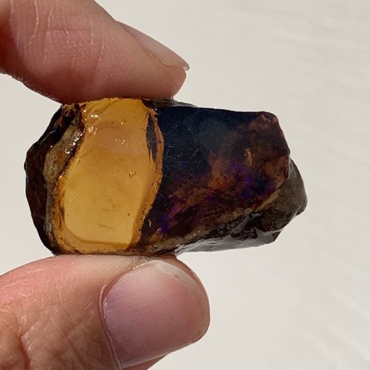 青い斑の浮かぶ魅力的なオパール82ct/鉱物標本