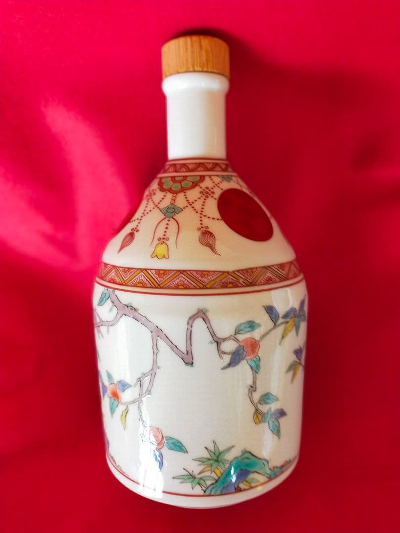 サントリーウイスキー空ボトル　有田焼　錦赤玉瓔珞文風物絵