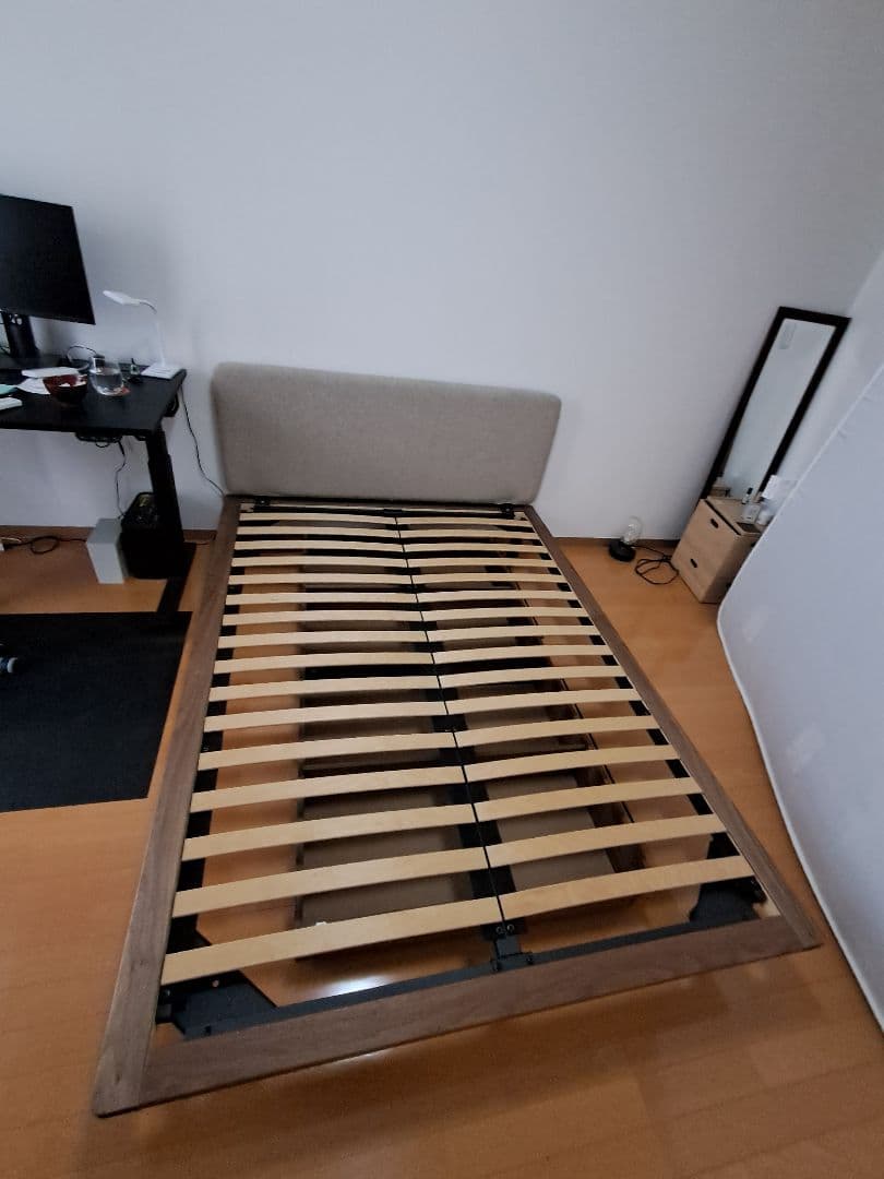 そこら辺のとある人 ベッドフレーム/ヘッドボード+脚付とマットレスセット